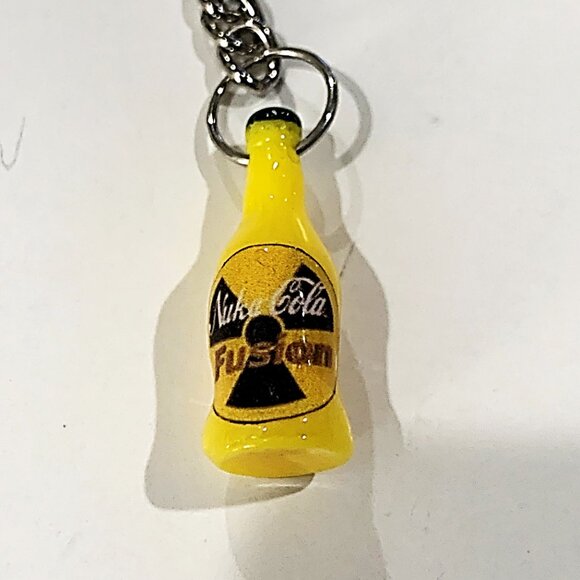 Fallout 4 Nuka Cola Fusion Bottle Keychain - 3.5inch Gaming Keychain - Picture 4 of 7